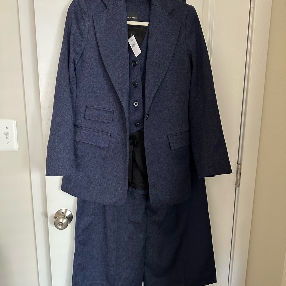 Banana Republic 3-piece suit in size 2.